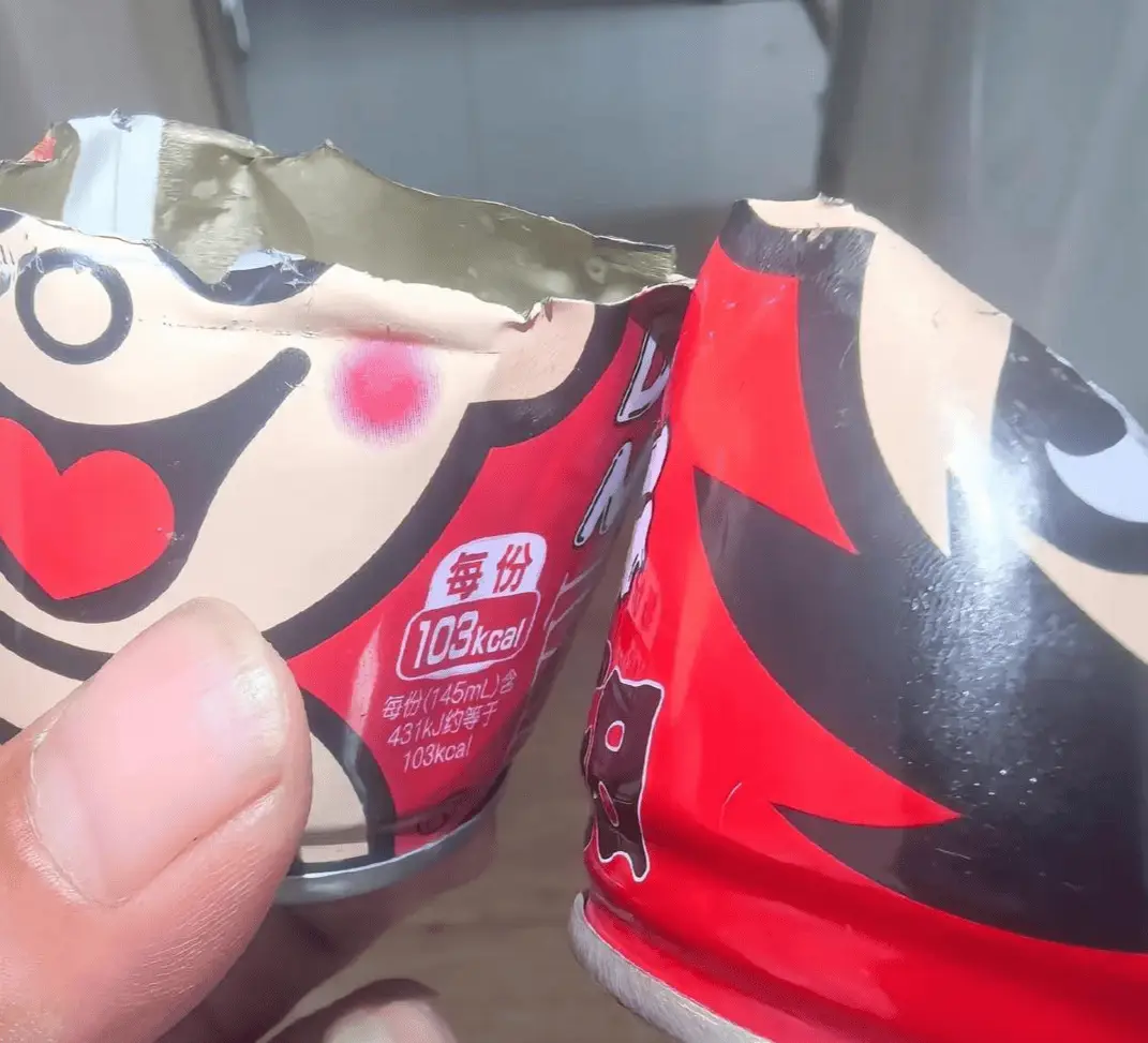 牛奶里惊现不明异物，厂家称生产线无异常，你还敢喝吗？