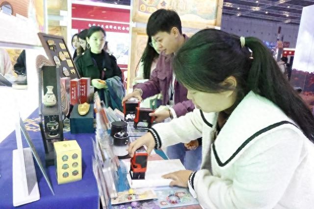 上海人排长队只为盖它？内蒙古特色印章成展会爆款  第1张
