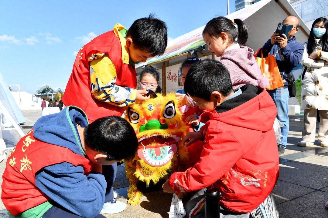 哇塞！绵阳文化三推南京行，机器狮竟会打招呼转圈圈