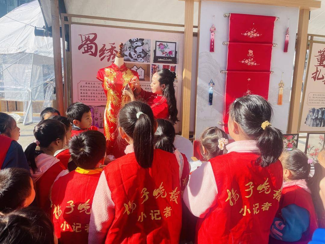 哇塞！绵阳文化三推南京行，机器狮竟会打招呼转圈圈  第3张