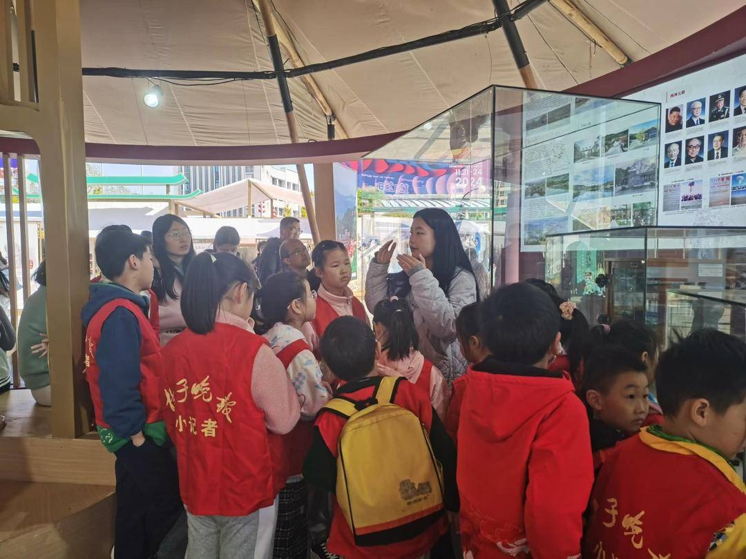 哇塞！绵阳文化三推南京行，机器狮竟会打招呼转圈圈  第7张