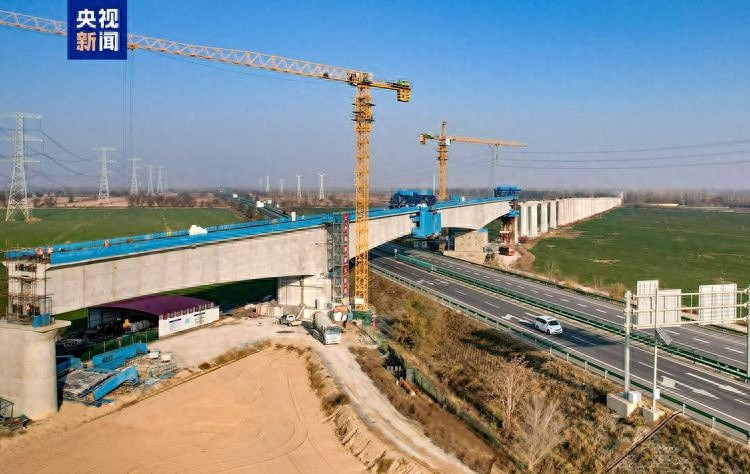 银巴铁路重难点工程银川西特大桥跨乌玛高速公路连续梁顺利合龙，项目建设取得新突破