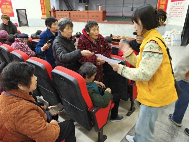免费发放黄手环！关爱老人，预防走失，为家庭和谐与社会稳定保驾护航  第1张