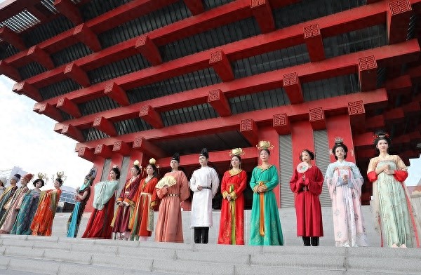 汉服周主题观展活动启幕，18 位敦煌使者演绎千年服饰之美