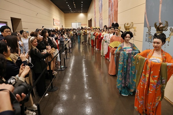 汉服周主题观展活动启幕，18 位敦煌使者演绎千年服饰之美  第2张