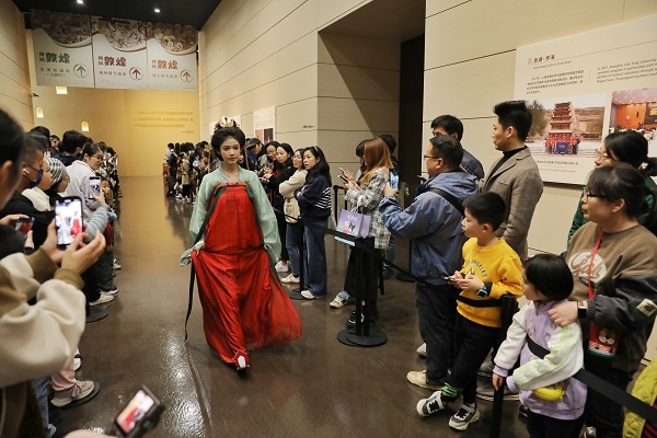 汉服周主题观展活动启幕，18 位敦煌使者演绎千年服饰之美  第3张