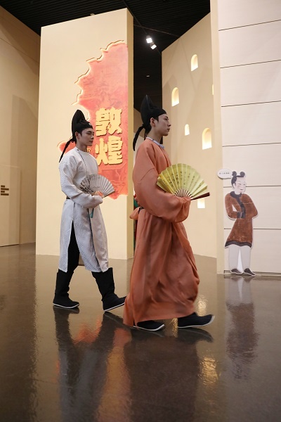 汉服周主题观展活动启幕，18 位敦煌使者演绎千年服饰之美  第4张