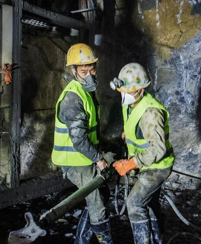 中铁五局承建的渝昆高铁炳辉隧道平行导坑顺利贯通  第3张