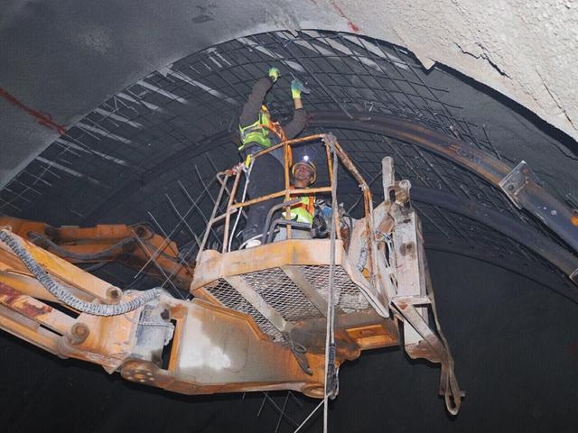 中铁五局承建的渝昆高铁炳辉隧道平行导坑顺利贯通  第4张
