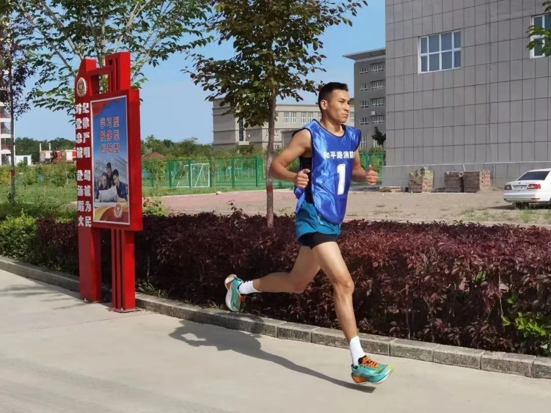 从大学到消防队，他是如何成为训练标兵的？  第4张