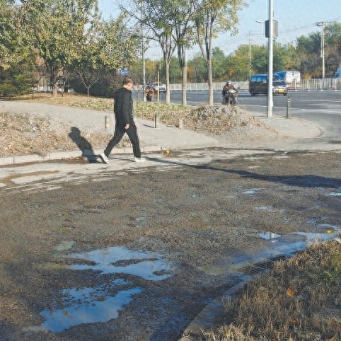 惊！梅市口路坑洼破损严重，行人车辆纷纷绕道，安全隐患不容忽视