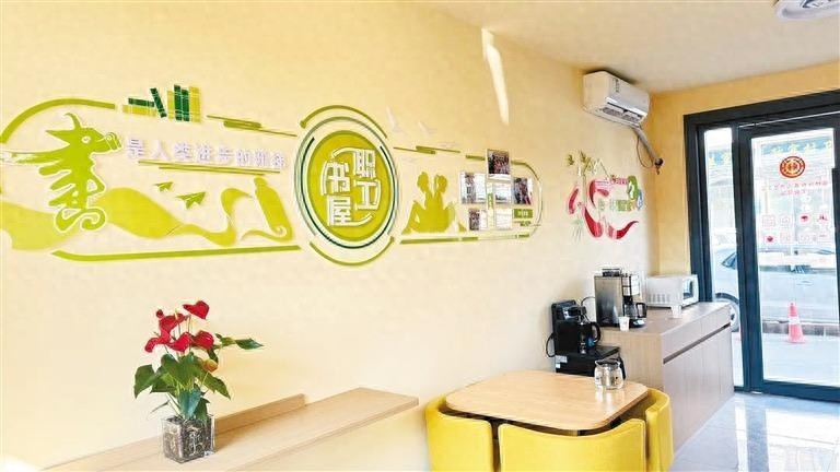 冬至暖心！灞桥区户外劳动者驿站成避风港，饺子香里传递工会温情  第1张