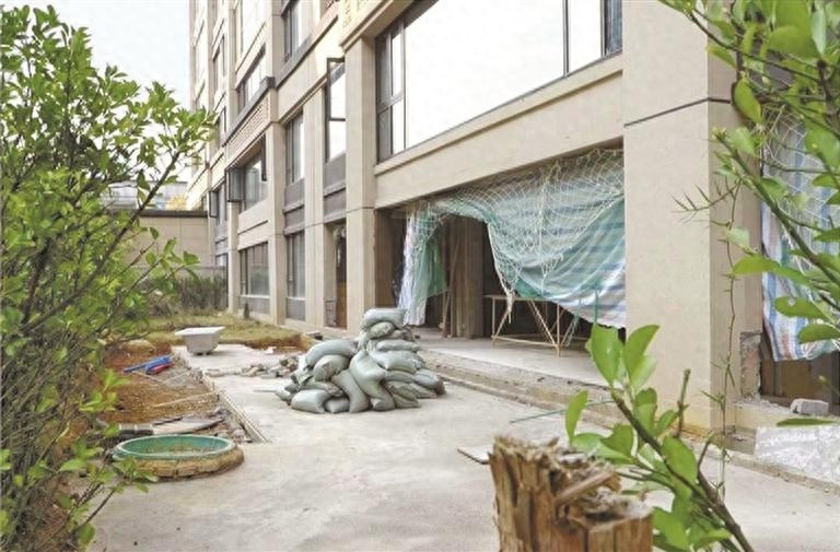 贵阳建发和玺小区违建乱象：楼顶被封、花园被占，居民投诉无果，真相究竟如何？  第1张