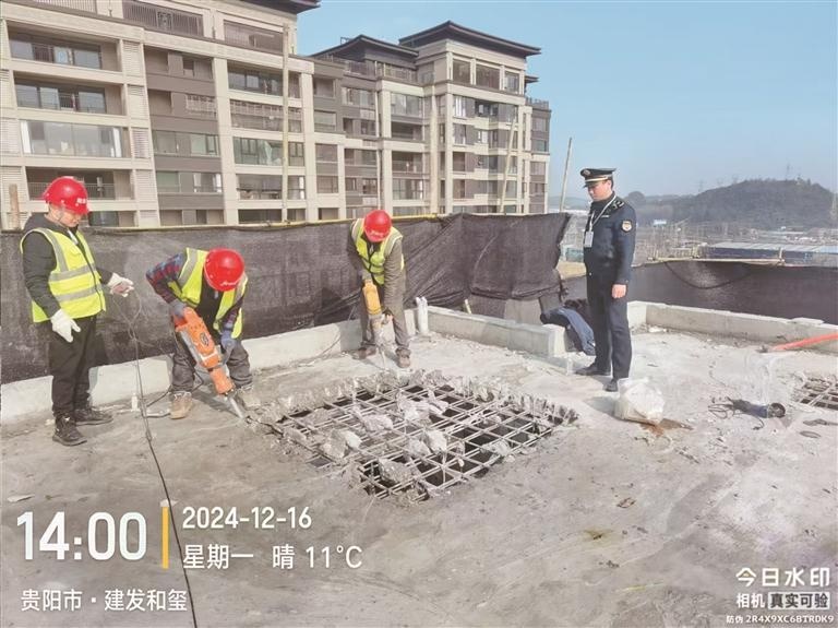 贵阳建发和玺小区违建乱象：楼顶被封、花园被占，居民投诉无果，真相究竟如何？  第2张