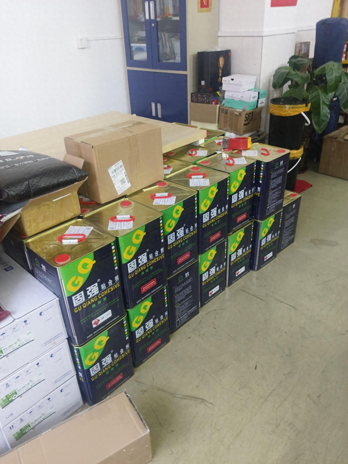 惊！网格员巡查发现违规存储易燃危险品，30桶303胶沾剂险酿大祸  第1张