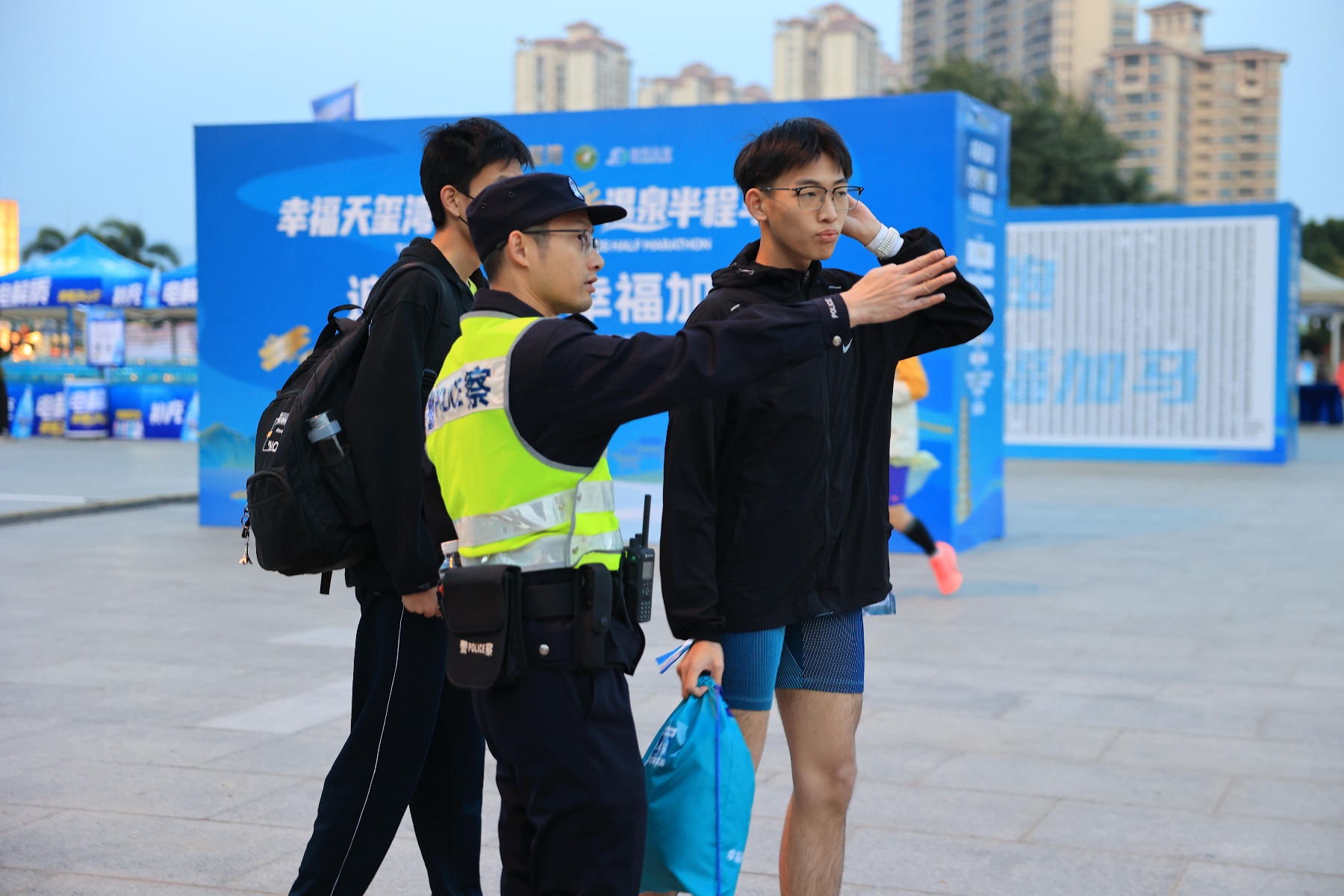 寒风中的守护者：恩平公安凌晨集结，为马拉松赛事保驾护航  第3张