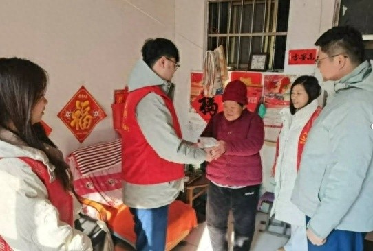 冬至暖心行动：济宁社区包饺子送温暖，热气腾腾传递浓浓邻里情