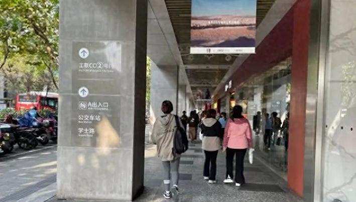 真假冲锋衣大揭秘：别再被夹克外套骗了！如何一眼识破真伪？  第1张