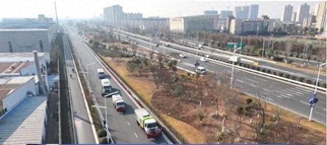 零下寒潮来袭！宿迁市紧急演练除雪防冻，50名环卫英雄如何应对冰雪挑战？  第1张