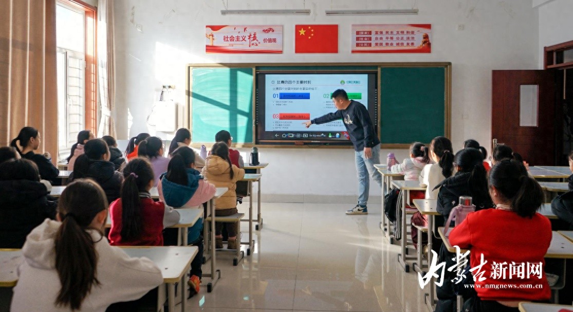揭秘足球规则与战术：50多名青少年齐聚一堂，开启足球之旅