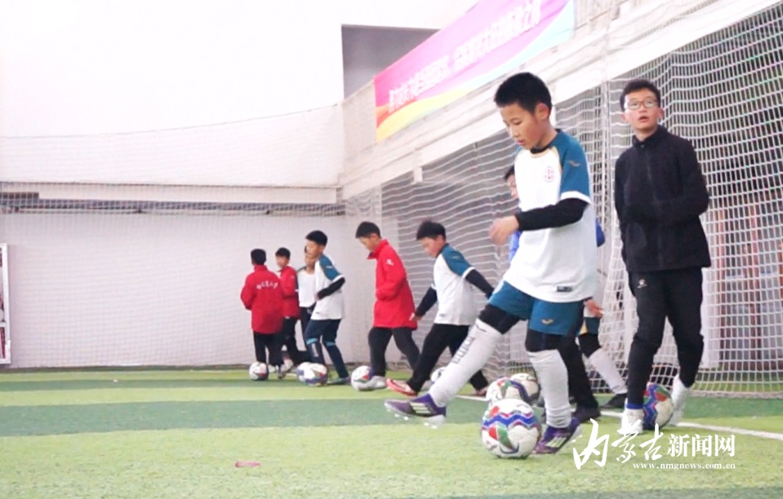 揭秘足球规则与战术：50多名青少年齐聚一堂，开启足球之旅  第3张