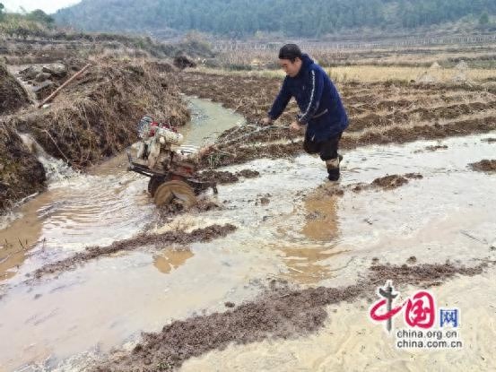 湖南永顺松柏镇：冬日无闲人，村民热火朝天为乡村振兴打基础