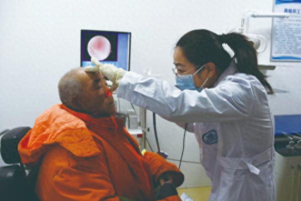 68岁环卫工首次体检，公益协会与医院联手送健康大礼，温暖人心