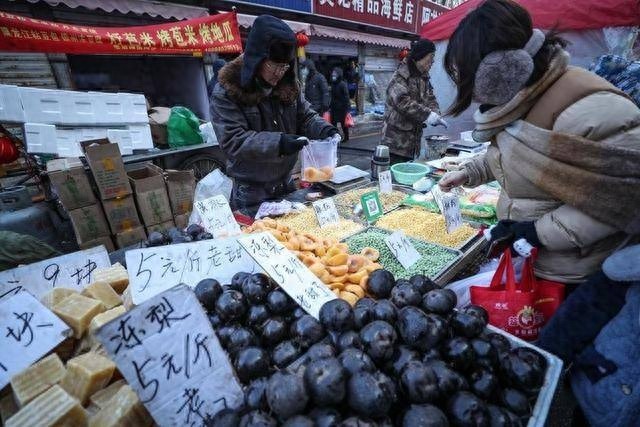 零下14度沈阳早市惊现冻物乐园，冻梨冻柿子热销7万单，南方人羡慕不已  第1张