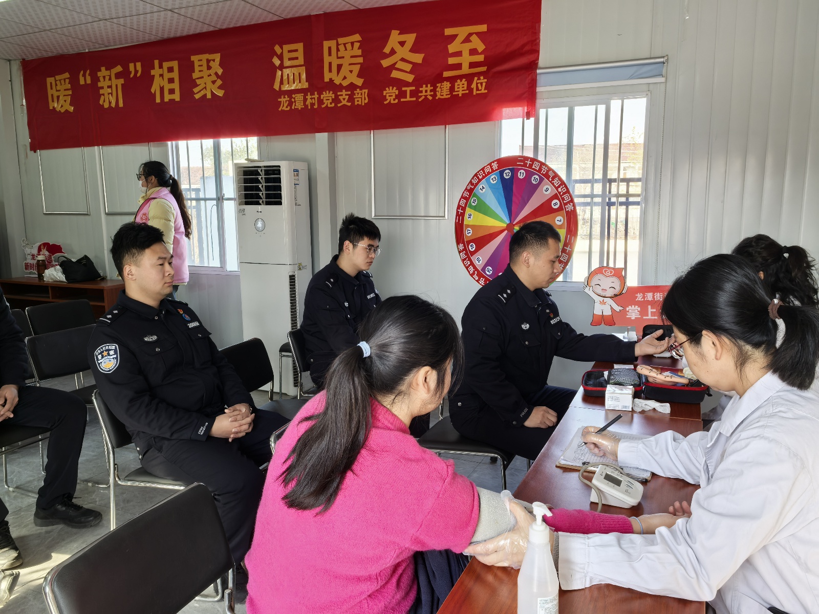 冬至暖心聚会：龙潭村饺子宴，温暖冬日里的团圆时刻  第2张