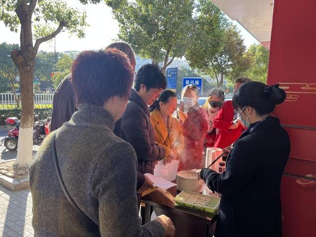 冬至寒意浓，台州银行送温暖：饺子汤圆齐上阵，邻里团圆情更浓  第2张