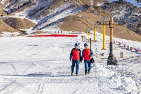 祁连山滑雪场升级大揭秘：红马甲守护，滑雪爱好者的天堂  第1张