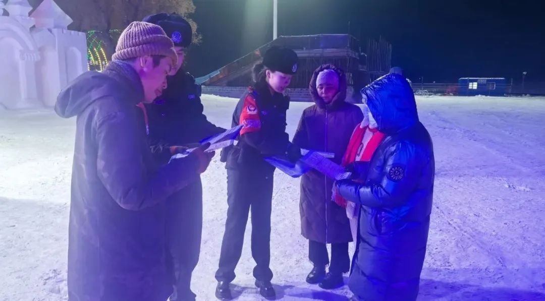 2024佳木斯冰雪大世界惊现宣防雪堡！民警现场教你五防知识，安全防线再升级  第3张