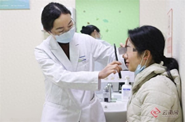 25岁女孩20年斜视困扰，手术后终于敢直视世界，重拾自信