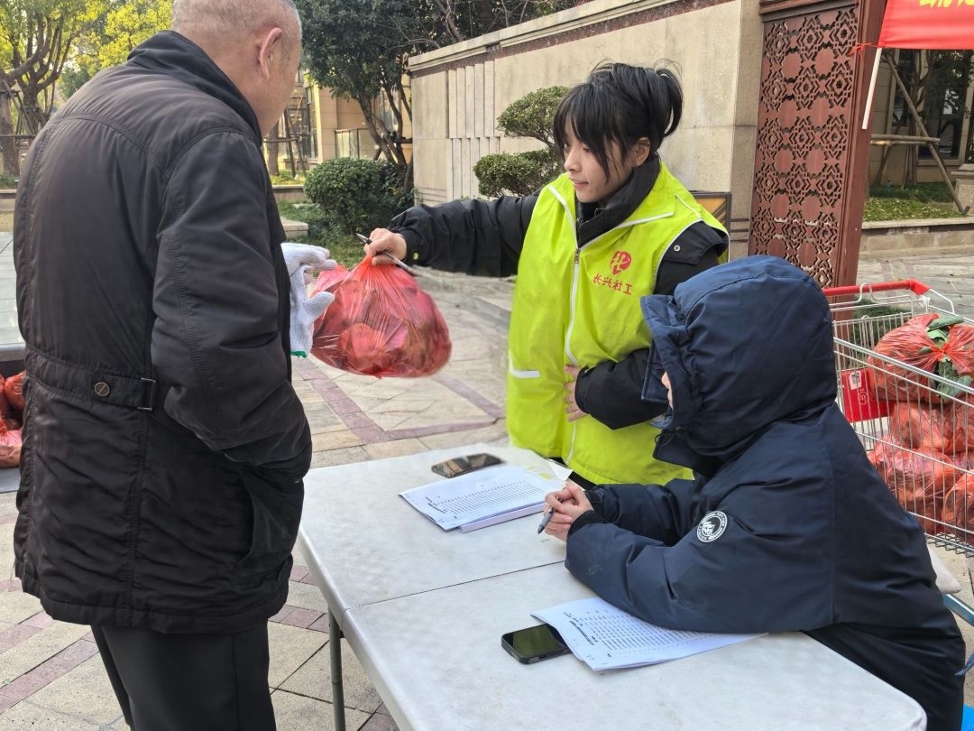 青菜滞销难题如何破解？社区暖心行动助农惠民，垃圾分类宣传同步进行  第1张