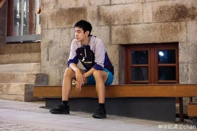 高铁上纪凌尘假装看书玩手机？真相竟是书中有句特别好的话  第2张