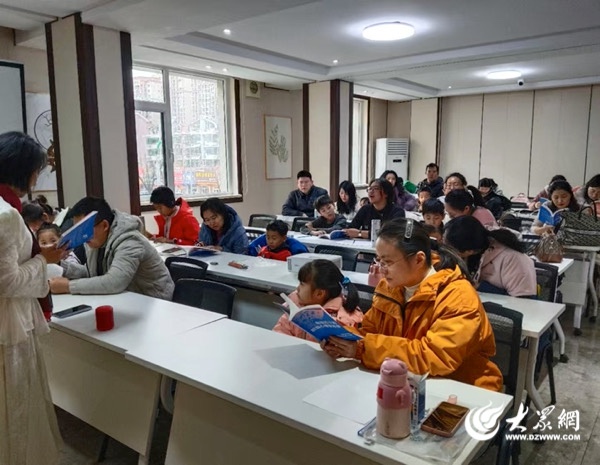 15组家庭齐聚烟台，亲子共读活动揭秘：如何通过阅读培养孩子24项优势人格？  第2张