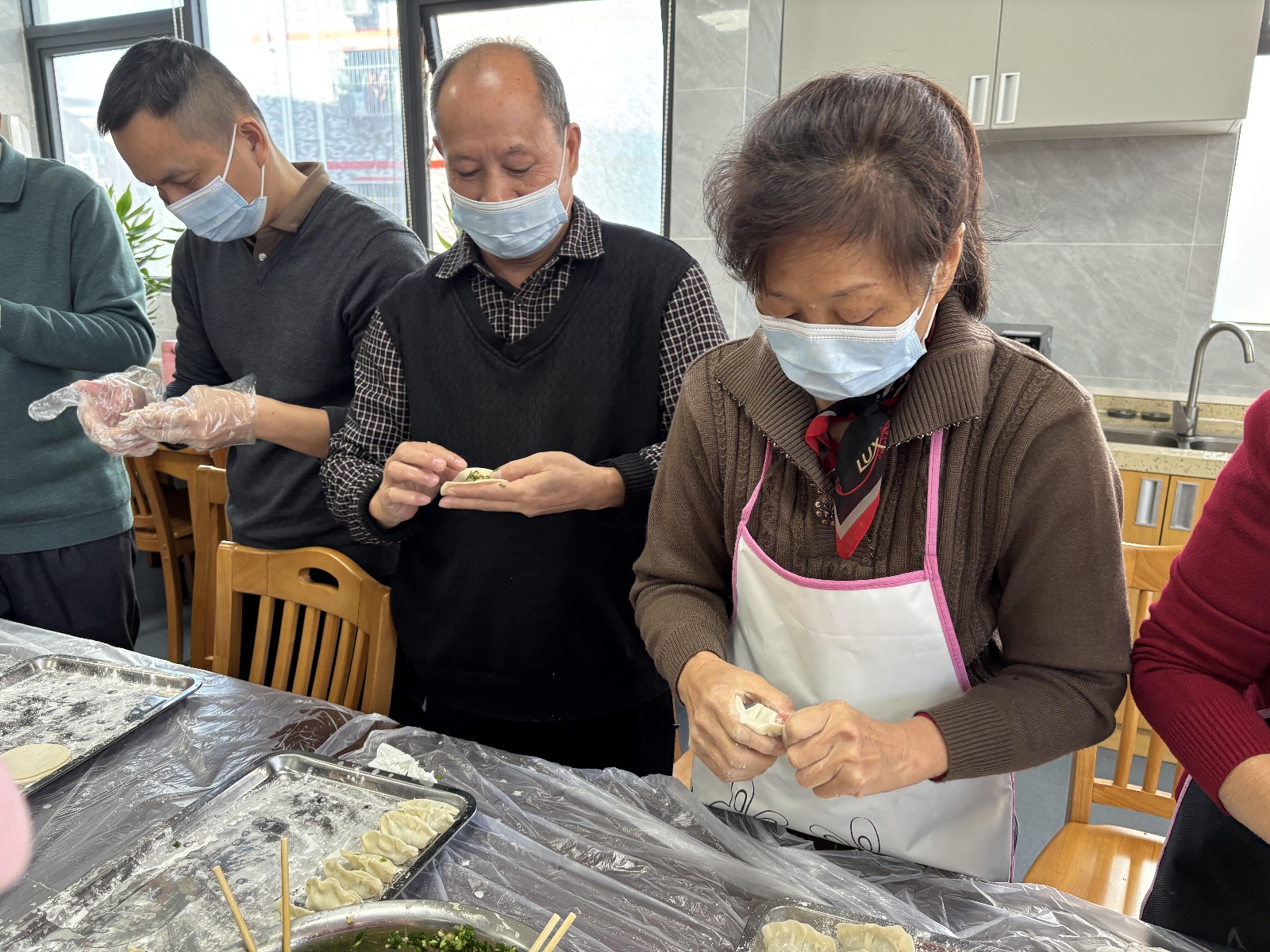 冬至暖心盛宴：30人齐聚包饺子，欢声笑语中传递团圆与祝福  第2张