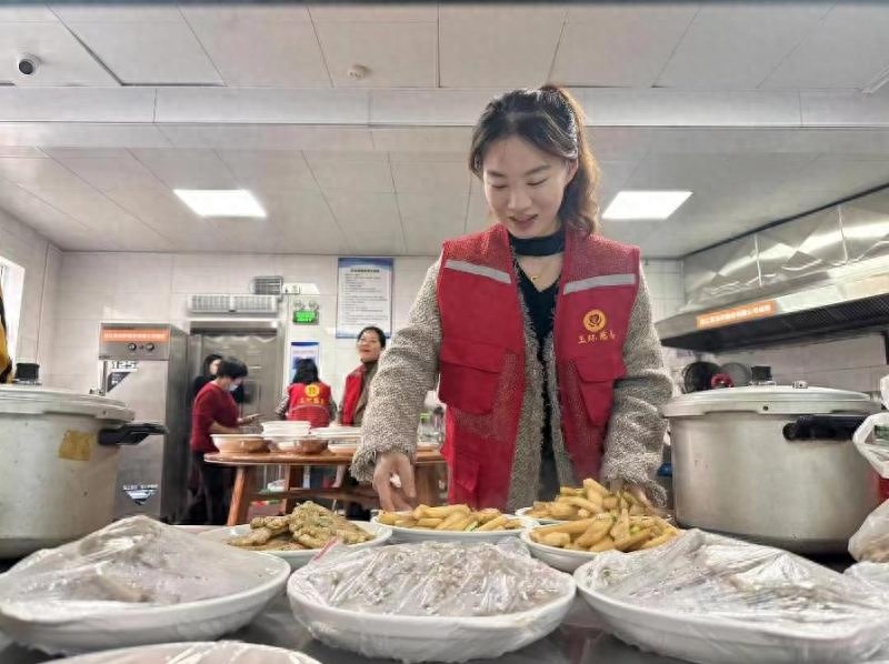 六年如一日，浙江台州玉环志愿者团队每月为养老院老人送上免费午餐与温情陪伴  第1张