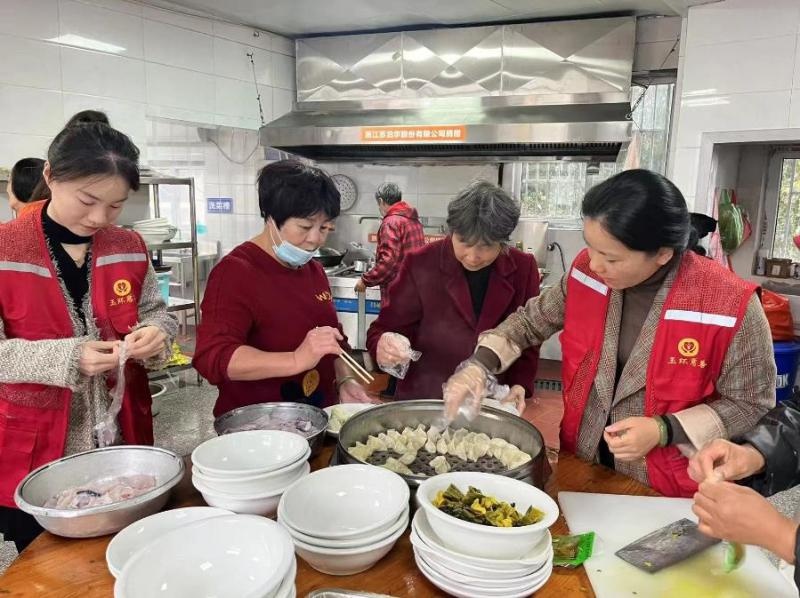 六年如一日，浙江台州玉环志愿者团队每月为养老院老人送上免费午餐与温情陪伴  第2张