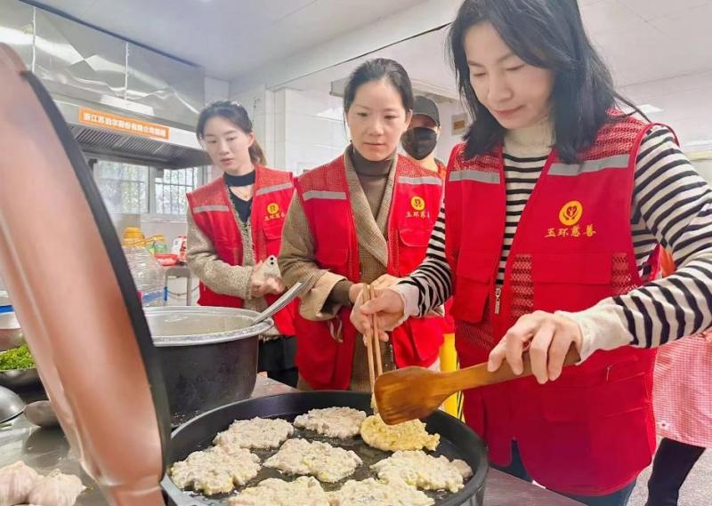 六年如一日，浙江台州玉环志愿者团队每月为养老院老人送上免费午餐与温情陪伴  第3张