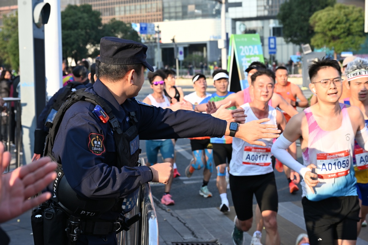 东莞马拉松背后的守护者：5000警力与3000保安的凌晨备战，只为你的安全奔跑  第2张