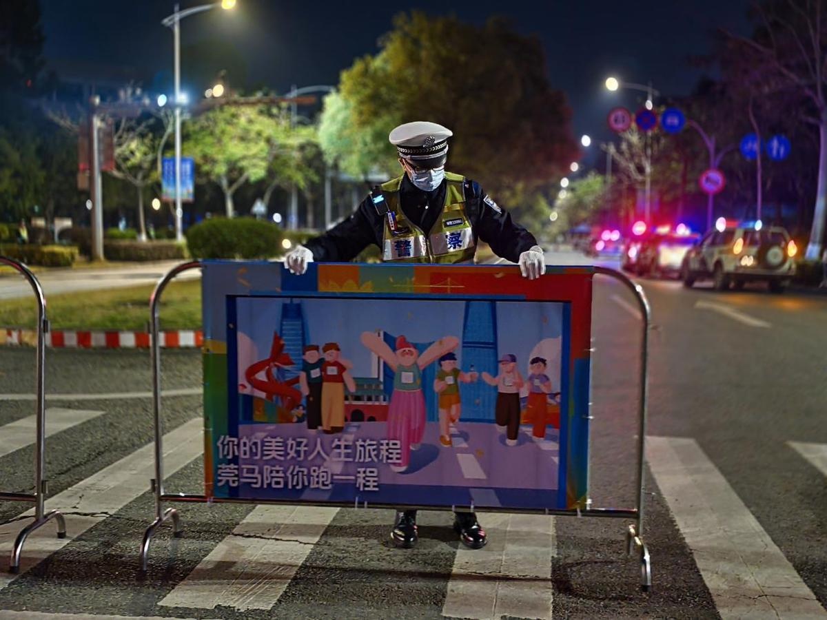 2024东莞马拉松震撼来袭！22000名跑者齐聚，东莞交警全力护航，赛事安全有保障  第2张