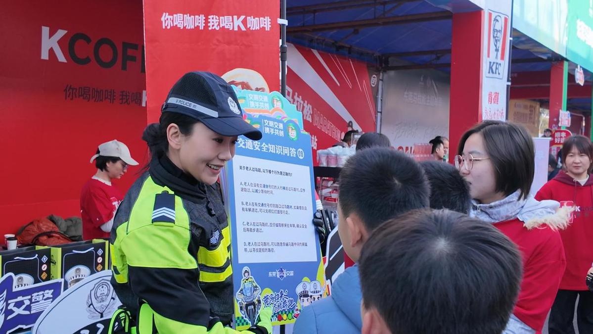 2024东莞马拉松震撼来袭！22000名跑者齐聚，东莞交警全力护航，赛事安全有保障  第5张