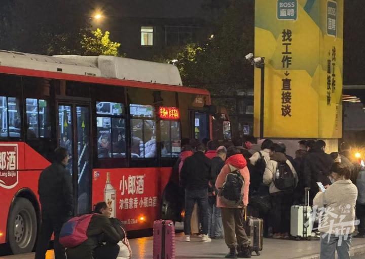 凌晨城站火车站的秘密：夜间公交优化调整，旅客出行不再难