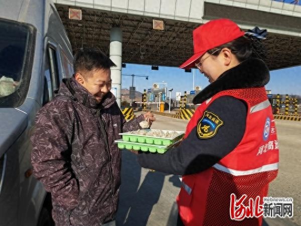 冬至暖心行动：围场南收费站亲手包饺子，为司乘送上冬日温暖与祝福  第1张