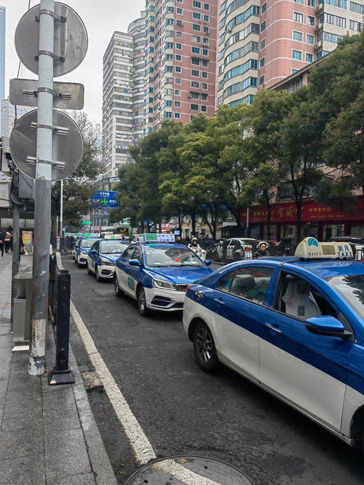 贵阳中山西路出租车占道候客，市民呼吁加强管理，交通拥堵何时解？