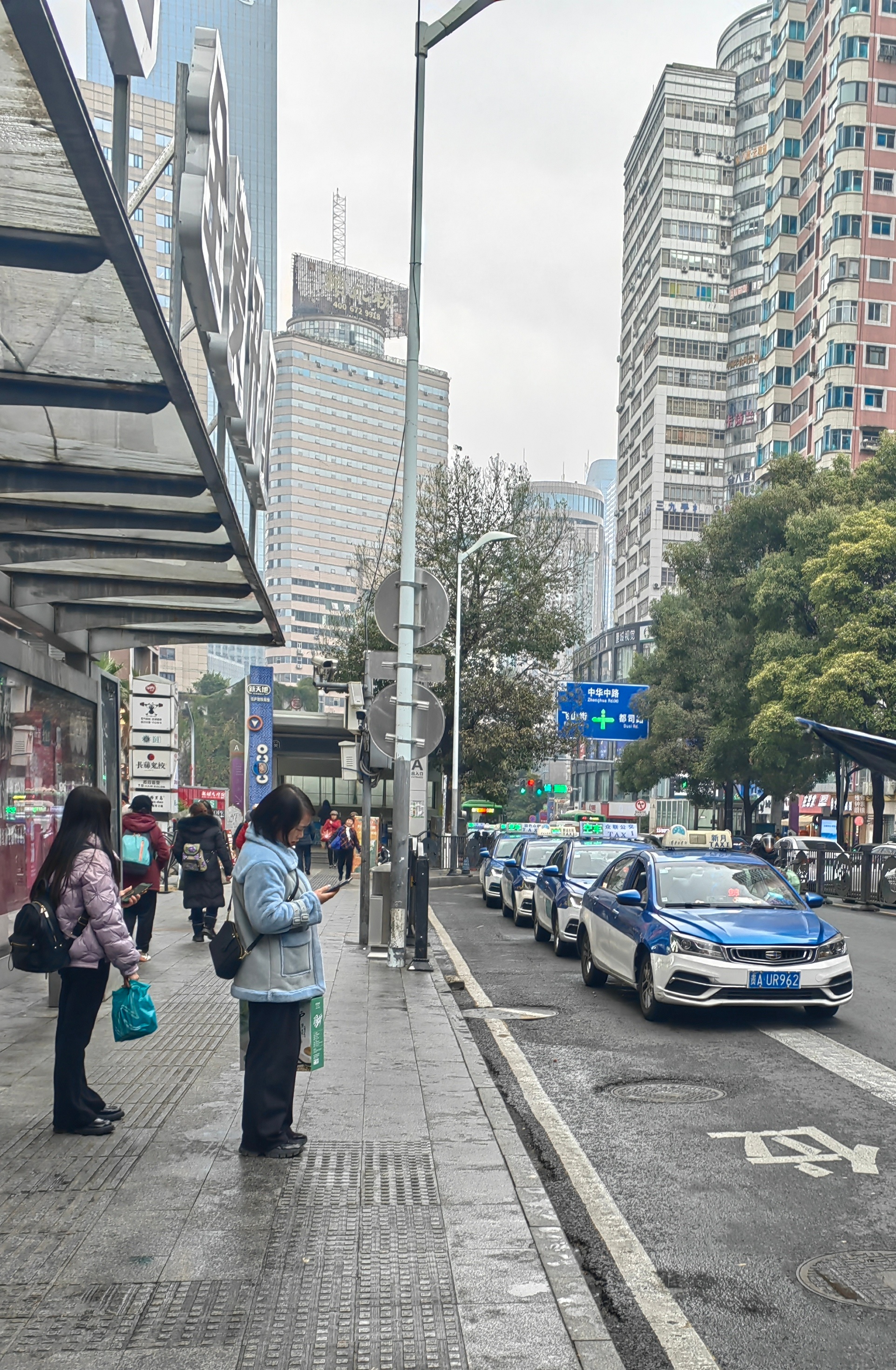 贵阳中山西路出租车占道候客，市民呼吁加强管理，交通拥堵何时解？  第2张