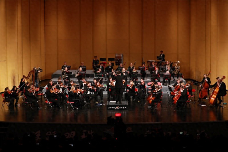 2024甘肃冬春旅游新篇章：彩虹张掖新年音乐会震撼上演，音符与灯光交织的璀璨盛宴  第1张