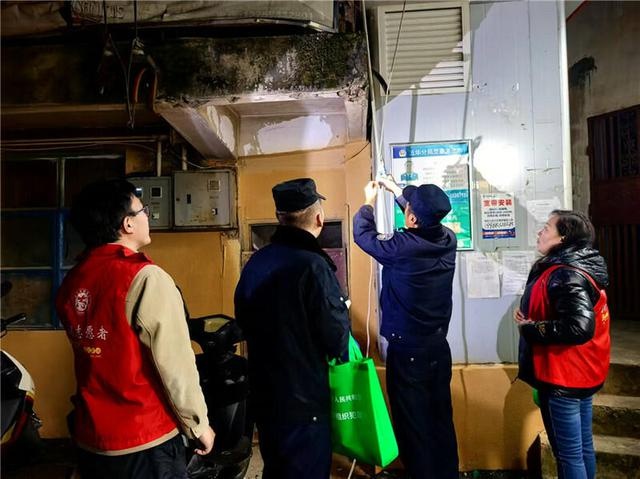 惊！老旧小区飞线充电隐患大，社区联合派出所紧急整治行动曝光  第2张