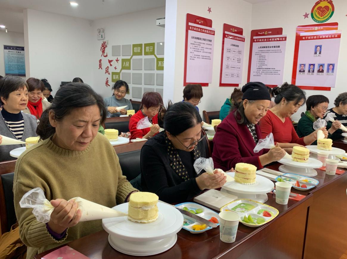 12月23日，雁塔区江林新城北社区的这场集体生日会，居民们亲手制作蛋糕，共享幸福滋味  第2张
